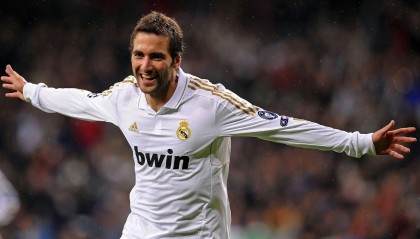 拜合拉木双响破韩引燃激情，被换下场时谦逊举动赢得全场喝彩，邵佳一现场见证新星崛起