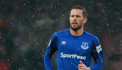 西甲半场战报，卡特纳头球破僵局，奥萨苏纳主场力压皇家社会