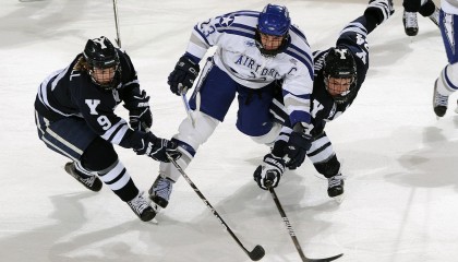 伤病阴霾笼罩 易建联缺阵致广东男篮攻防失序憾负深圳